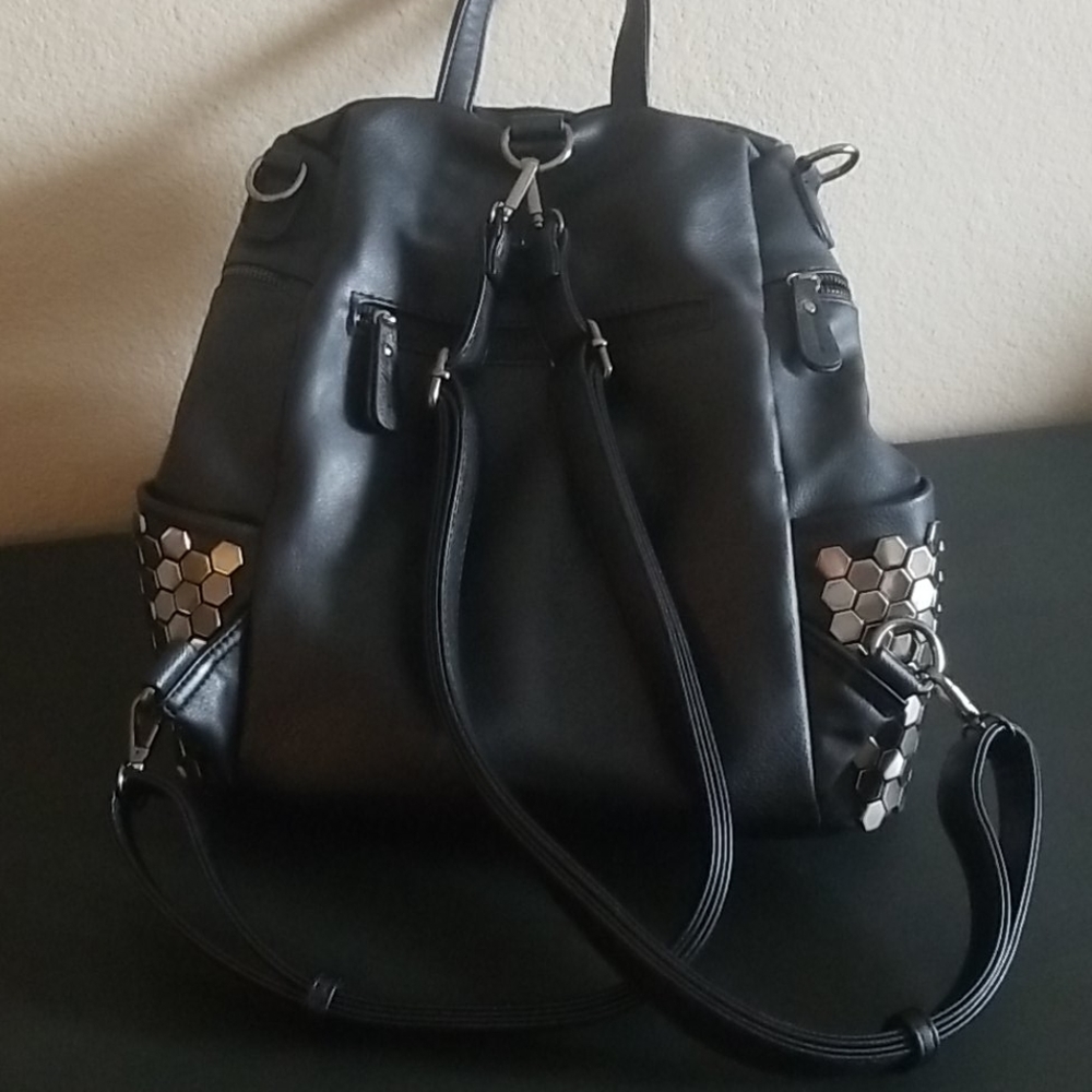 Black backpack - Picture 4 of 8
